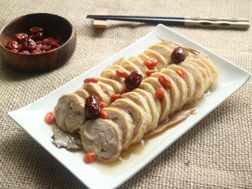 電鍋料理：紅麴醉雞切片冷盤，雞腿卷斷面均勻