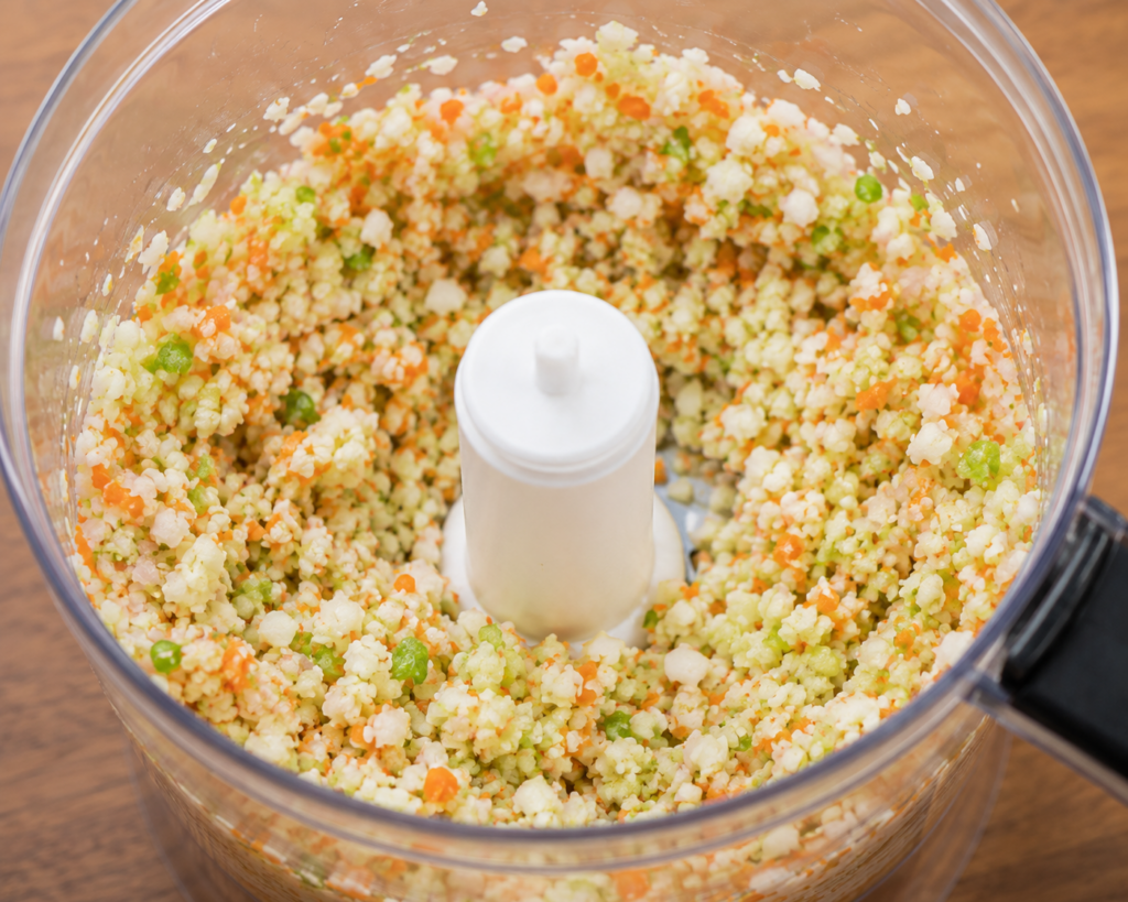 蔬菜肉餅備料:金針菇、洋蔥、紅蘿蔔與芹菜打成細粒